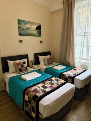 Kahden hengen huone (kaksi sänkyä) | Äänieristys, silitysrauta/-lauta, ilmainen Wi-Fi, vuodevaatteet