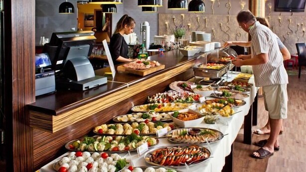 Un buffet proposant une variété de plats et un comptoir de service.