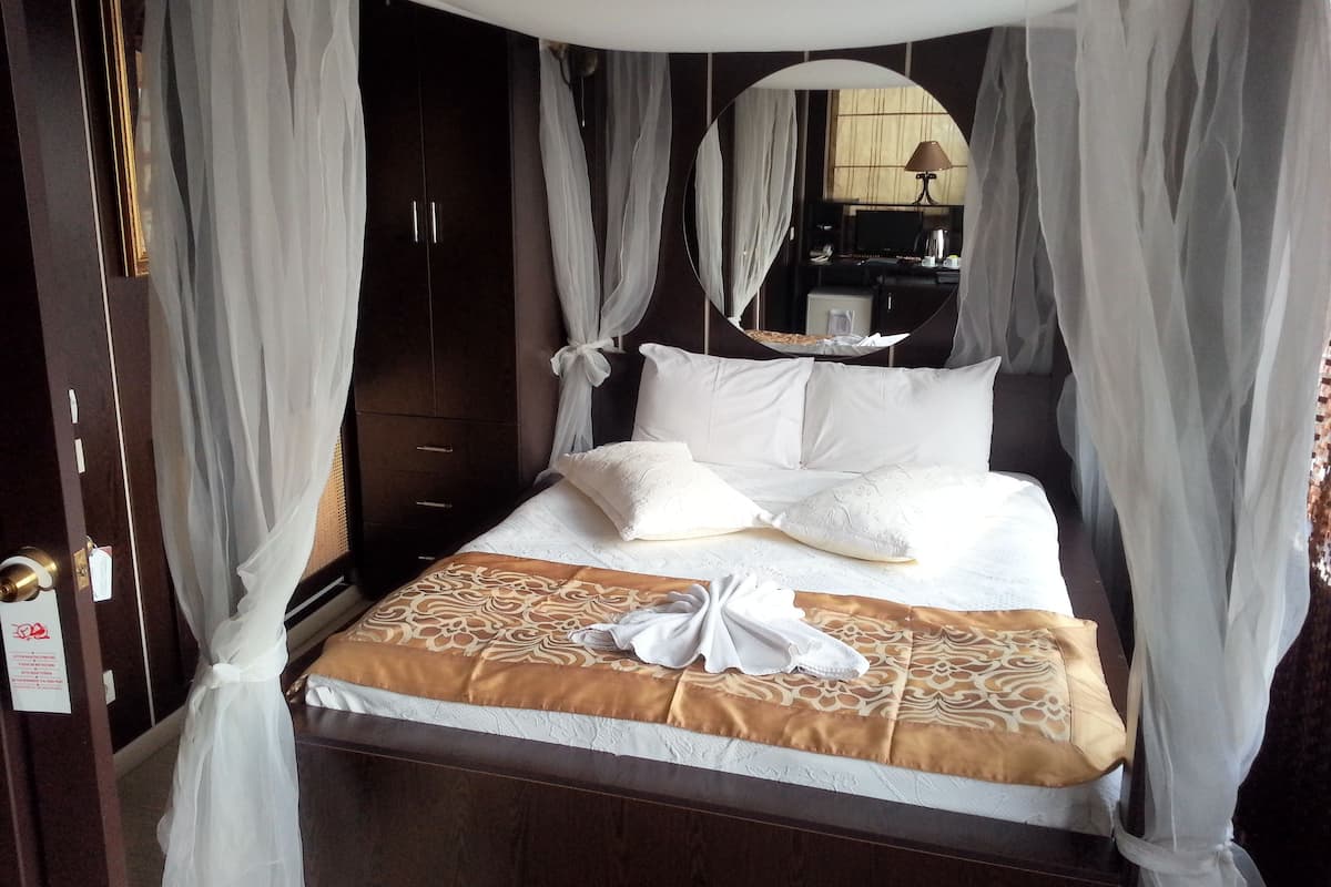 Deluxe Double Room | Minibar, in-room safe, desk, iron/ironing board