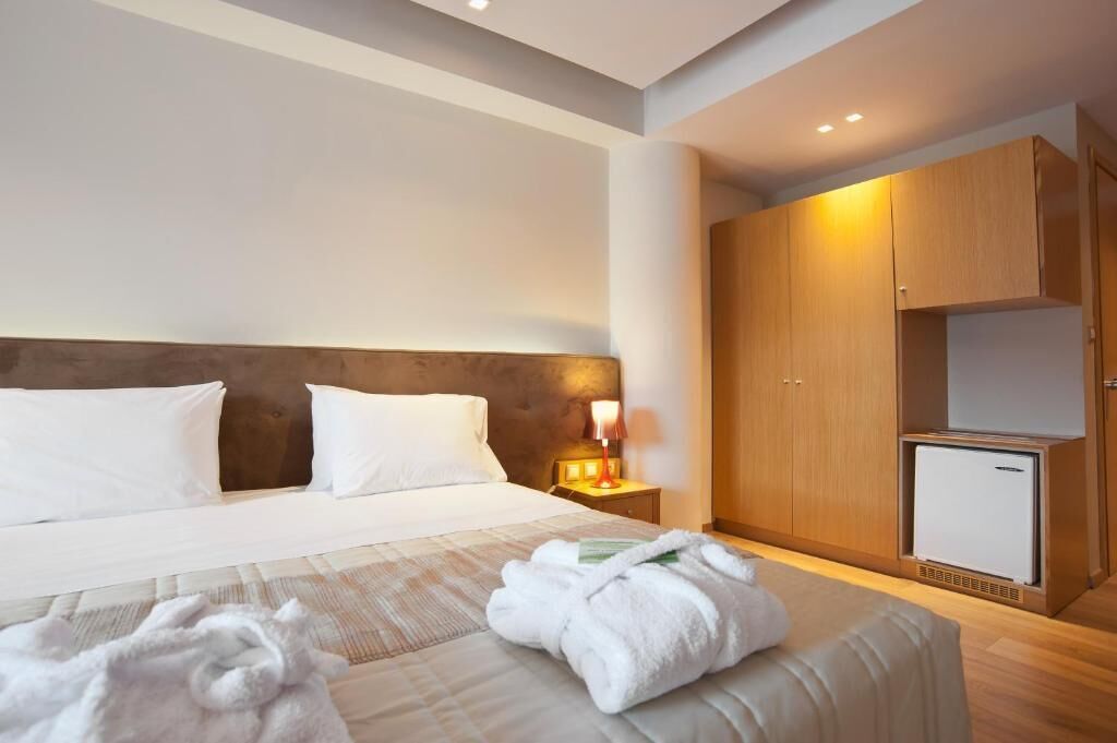 Standard Double Room, Sea View | Hypo-allergenic bedding, in-room safe, laptop workspace, blackout drapes