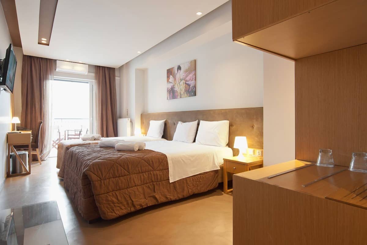 Ropa de cama hipoalergénica y caja de seguridad en la habitación 