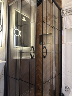 Shower, free toiletries, hair dryer, slippers - Blue Tuana Hotel (Istanbul)