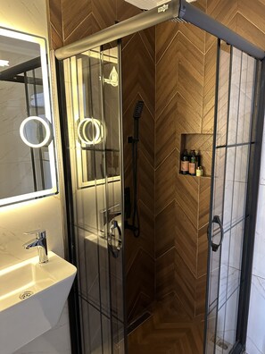 Shower, free toiletries, hair dryer, slippers - Blue Tuana Hotel (Istanbul)