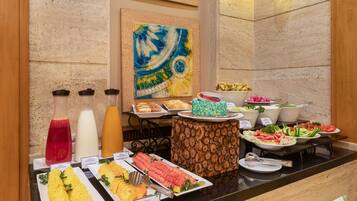 Desayuno buffet diario (INR 350 por persona)