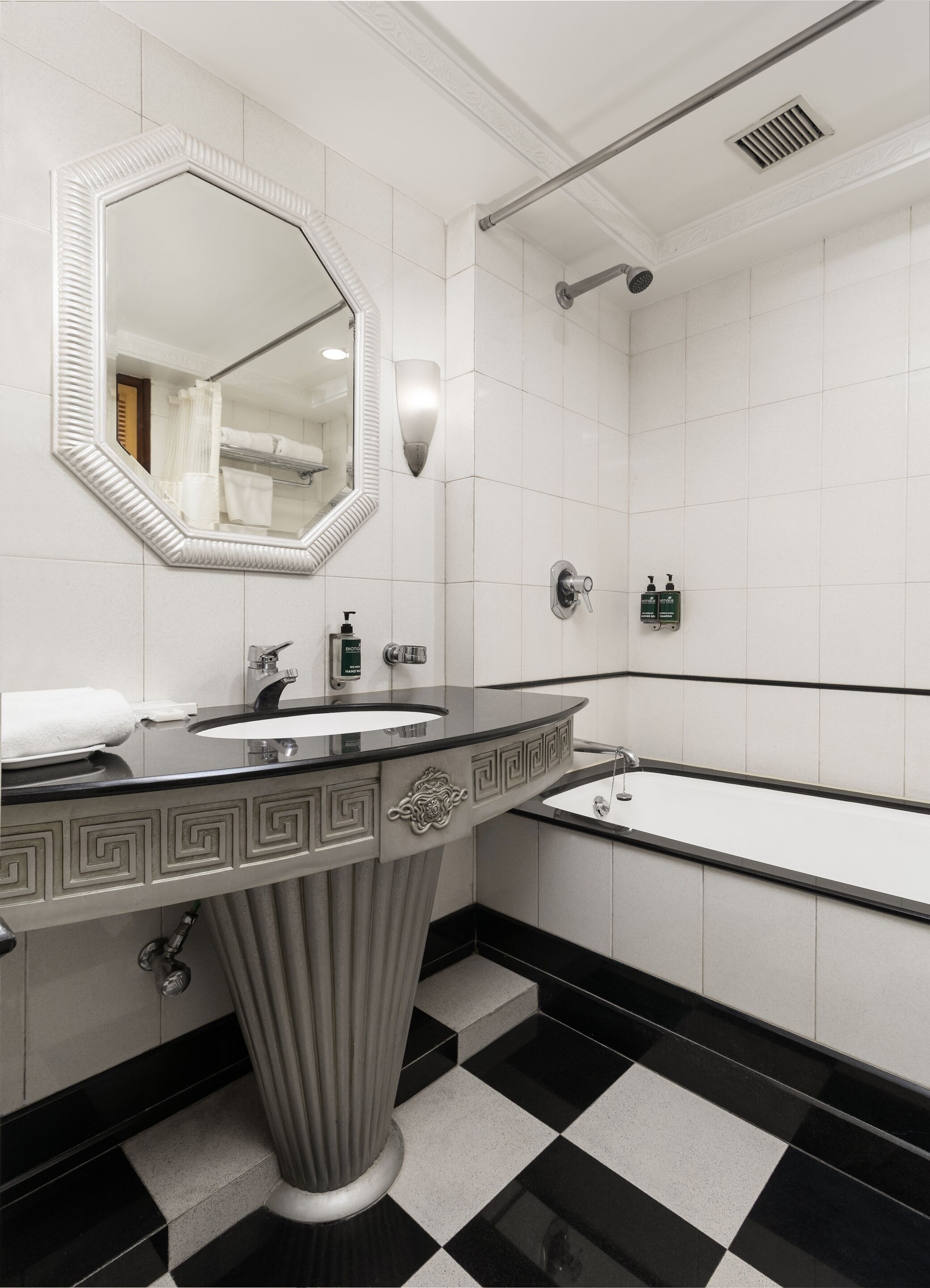Ein Badezimmer mit zwei Waschbecken, einem großen Spiegel, einer Badewanne und einer Dusche.