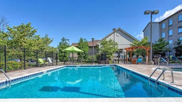 Outdoor pool, open 8 AM to 10 PM, sun loungers