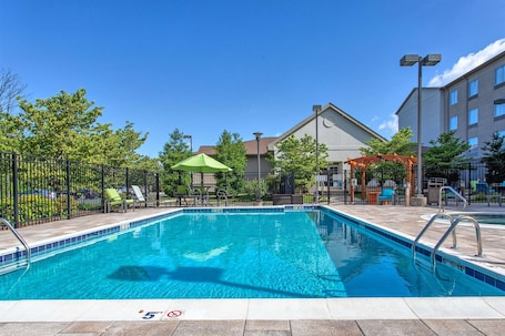 Outdoor pool, open 8 AM to 10 PM, sun loungers