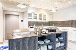 بوفيه فطور مجانًا يوميًا