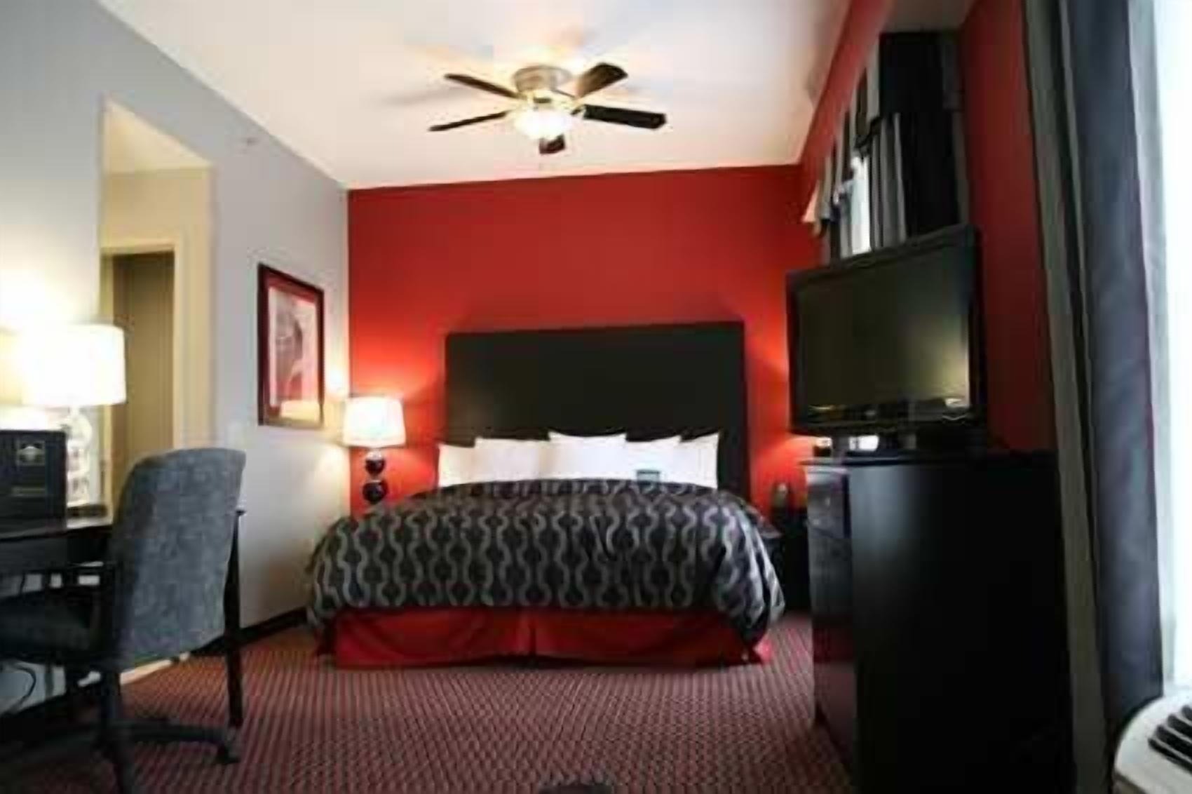 1 bedroom, egyptian cotton sheets, premium bedding, desk