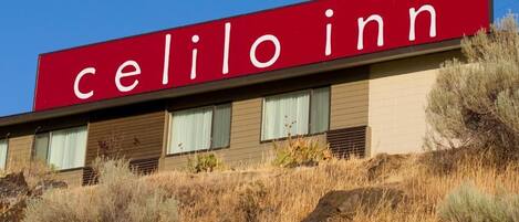 A building with a red sign that reads 'celilo inn'.