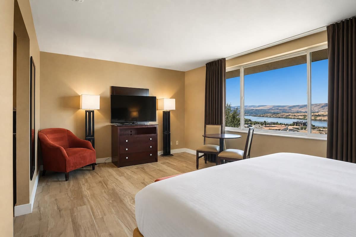 Quarto luxo, vista para o rio | Camas com colchões pillow-top, quartos à prova de som