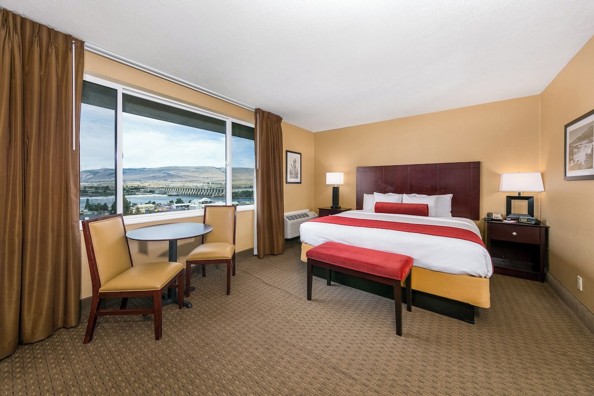 Deluxe Room | Pillowtop beds, soundproofing, iron/ironing board, free WiFi