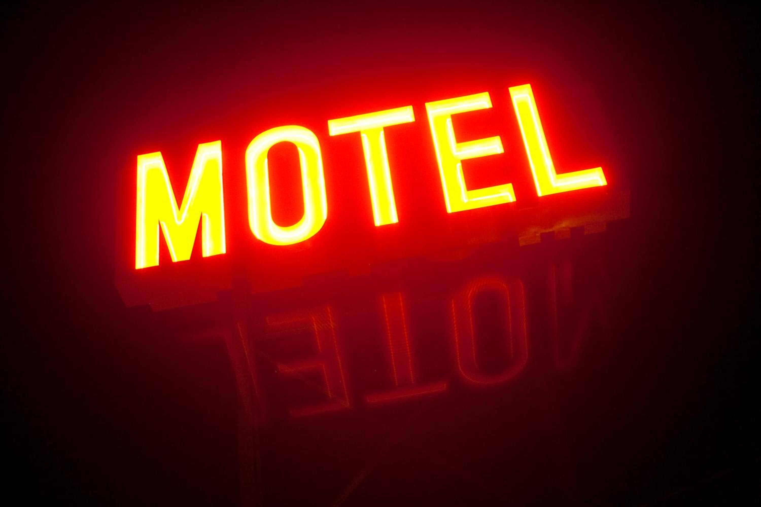 Un letrero de neón con la palabra 'MOTEL' en letras mayúsculas.