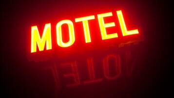 Un letrero de neón con la palabra 'MOTEL' en letras mayúsculas.