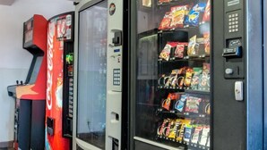 A vending machine with snacks and a Coca-Cola machine. - Heritage Inn La Mesa (La Mesa)