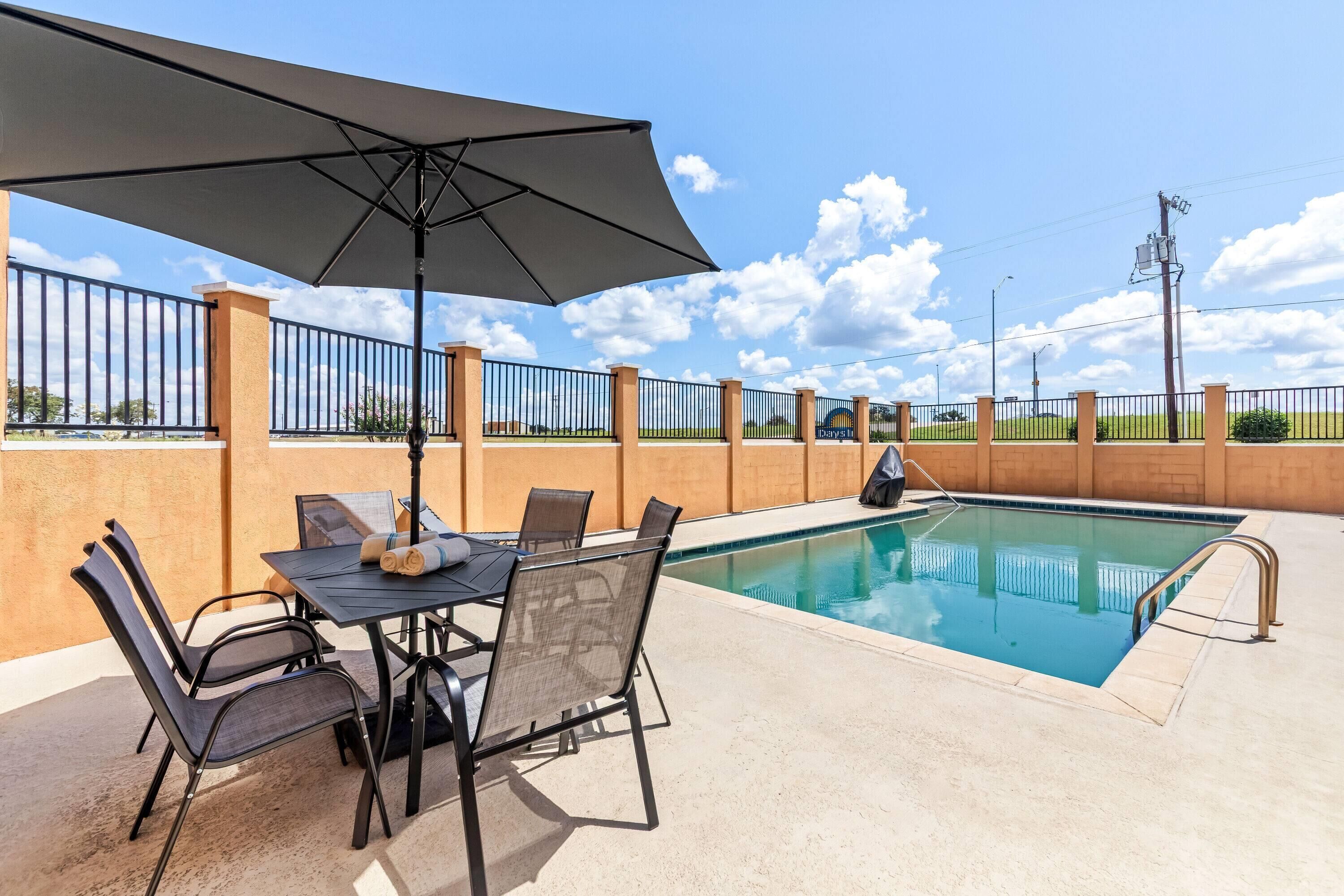 Outdoor pool, sun loungers