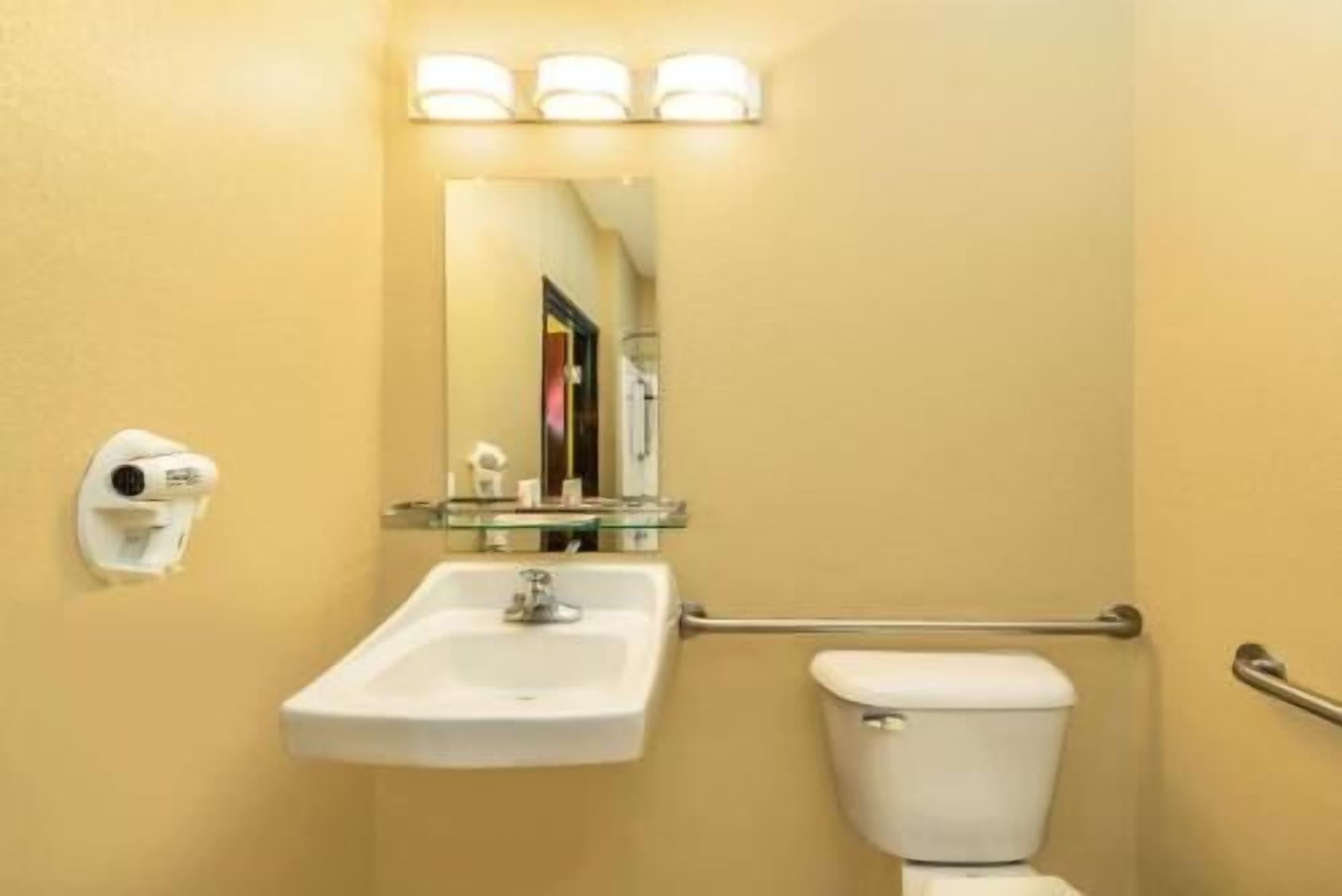 Baño | Tina con regadera, secadora de cabello, toallas 