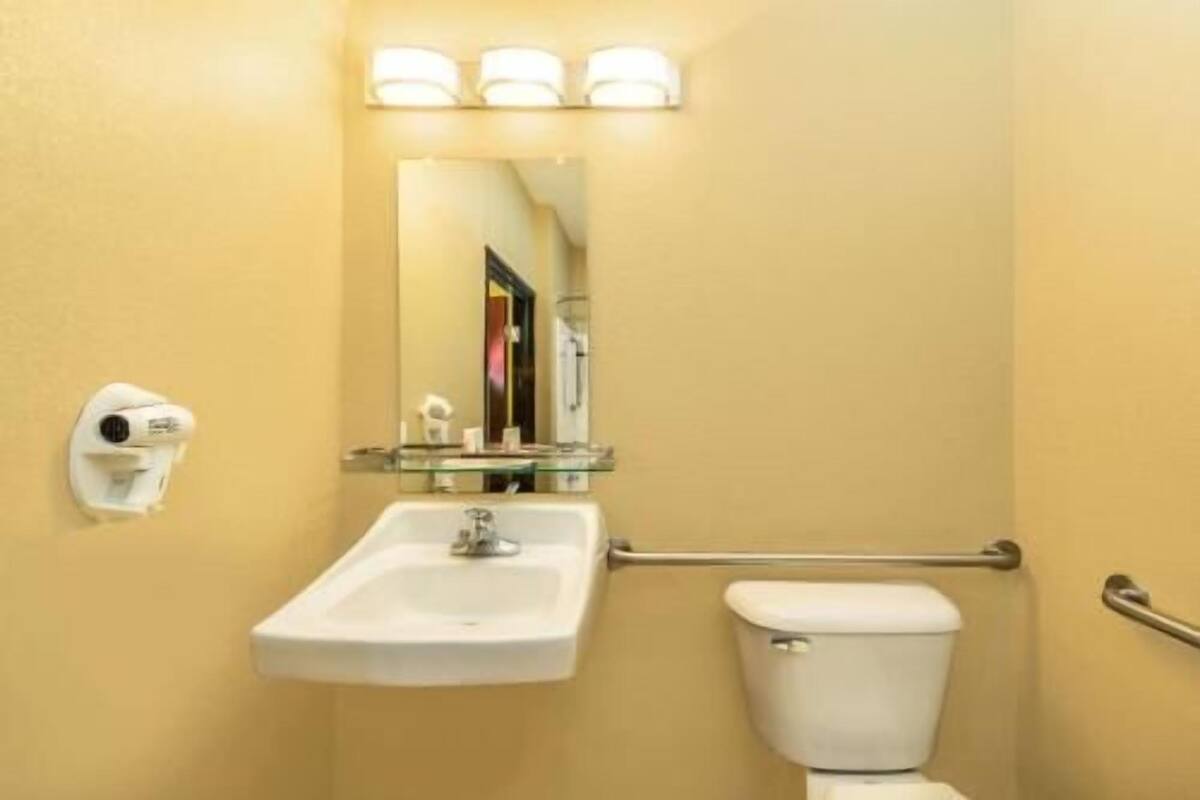Baño | Tina con regadera, secadora de cabello, toallas