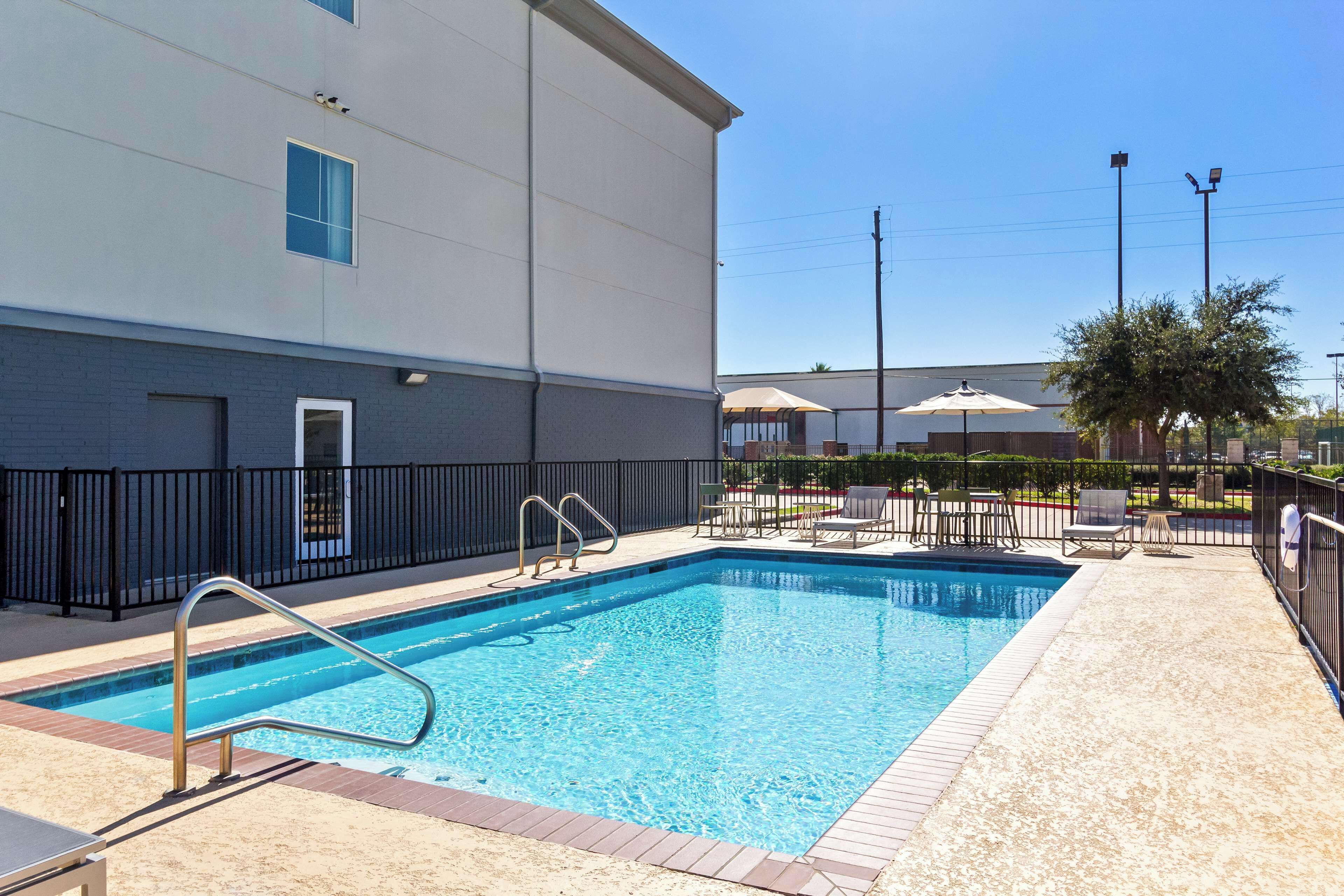 outdoor pool, pool umbrellas
