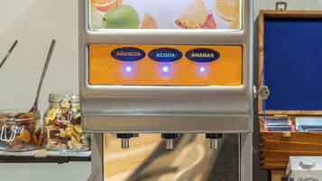 Erogatore di succo Del Monte Quality con opzioni per succo d'arancia, di mela e di banana.