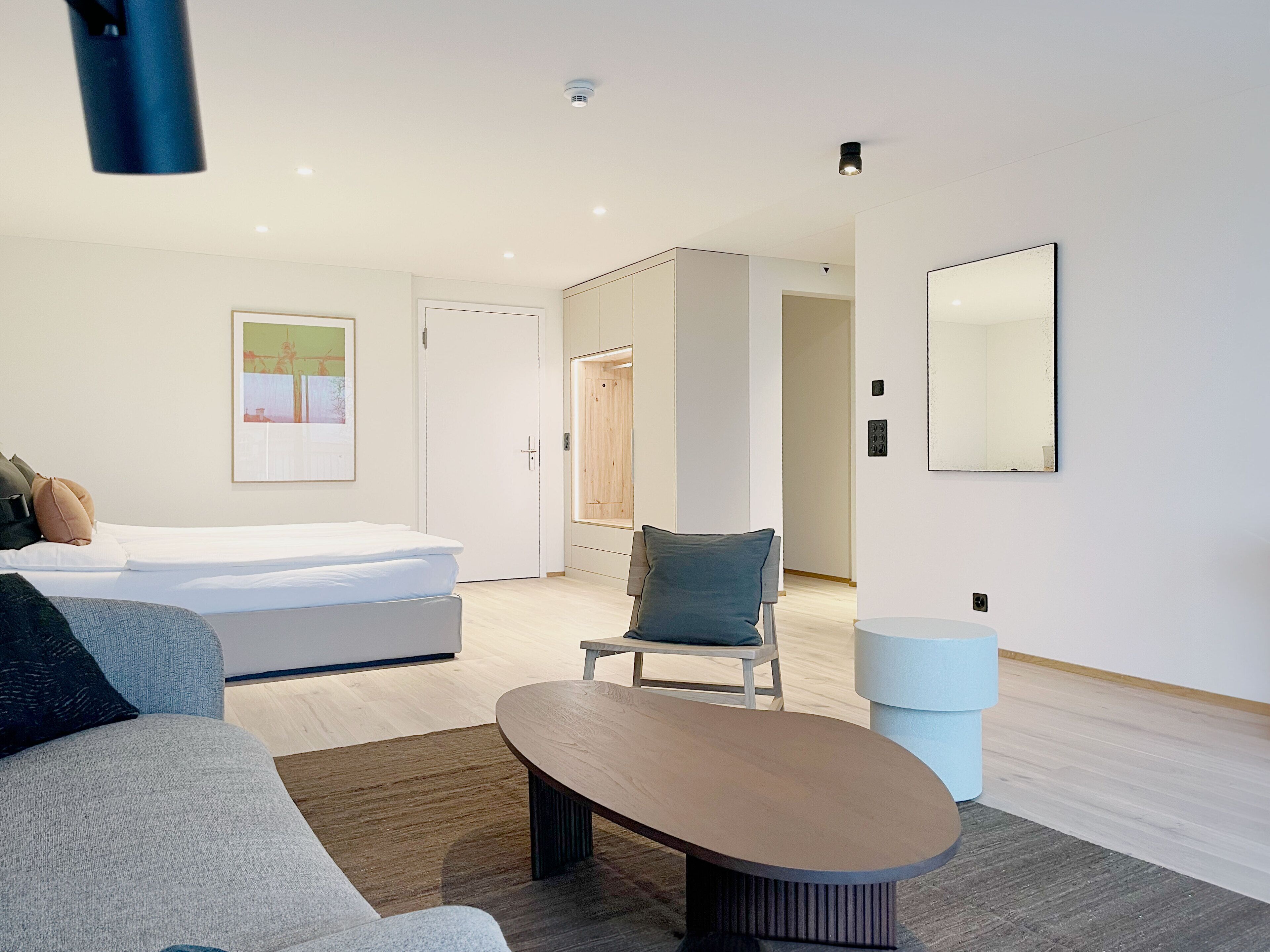 Appartement | Muebles diferentes, escritorio y tabla de planchar con plancha 