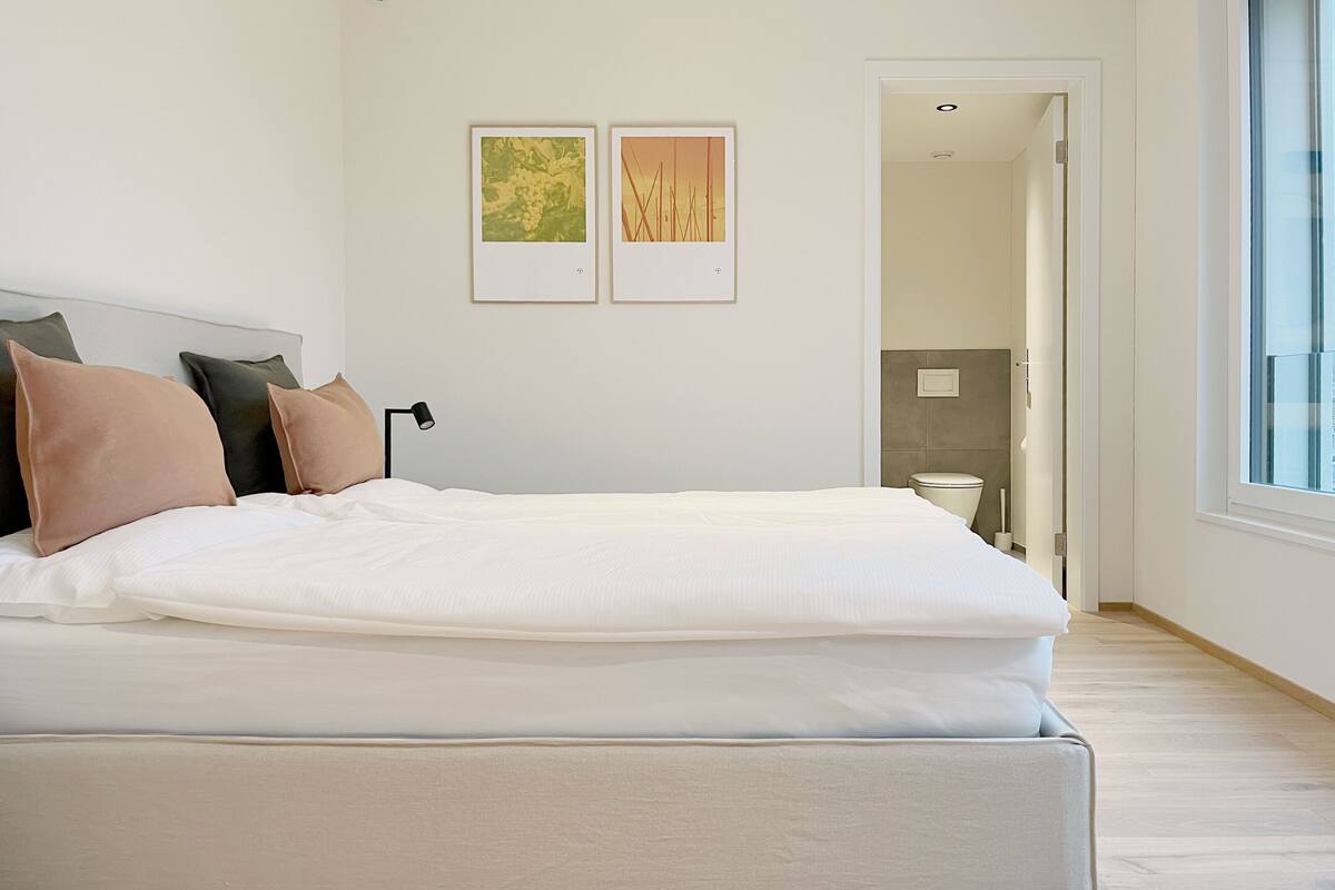 Double Premium | Individually furnished, desk, iron/ironing board, free WiFi