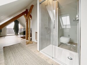 Birds Nest | Bathroom | Free toiletries, hair dryer, towels, soap