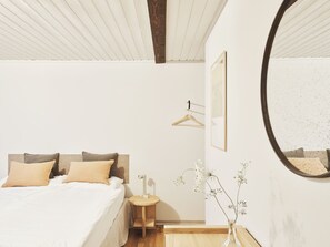 Double Luxe | Muebles diferentes, escritorio y tabla de planchar con plancha 