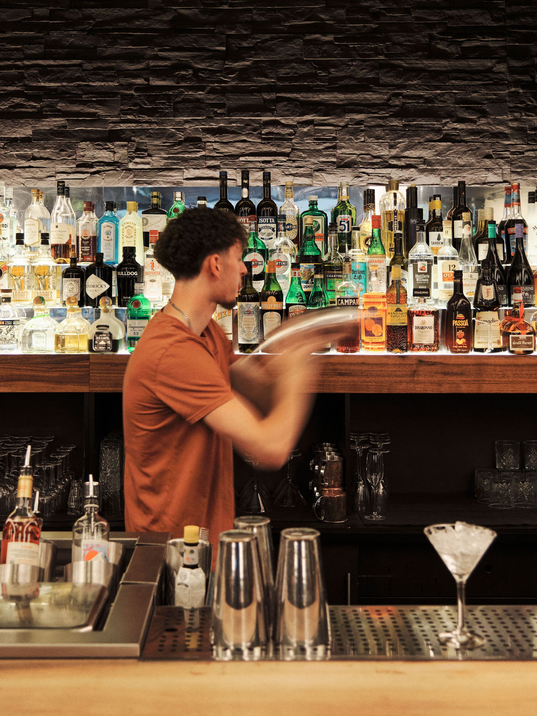 garden views, serves breakfast, lunch and dinner