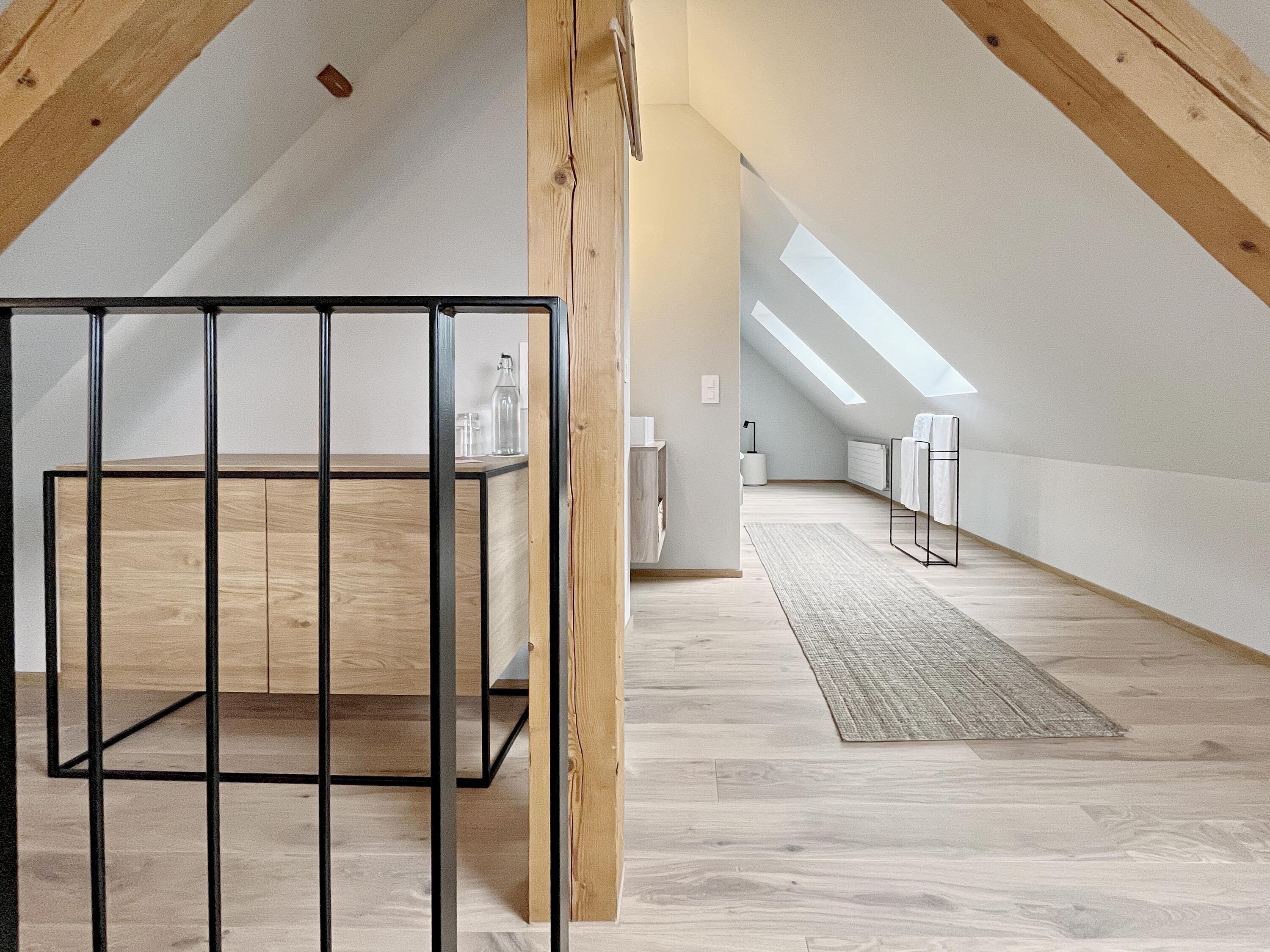 Birds Nest | Muebles diferentes, escritorio y tabla de planchar con plancha 