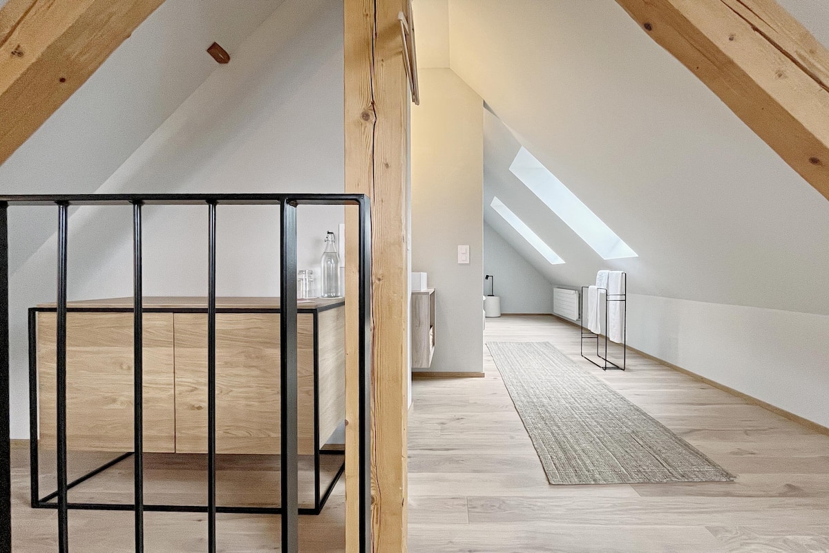 Birds Nest | Muebles diferentes, escritorio y tabla de planchar con plancha