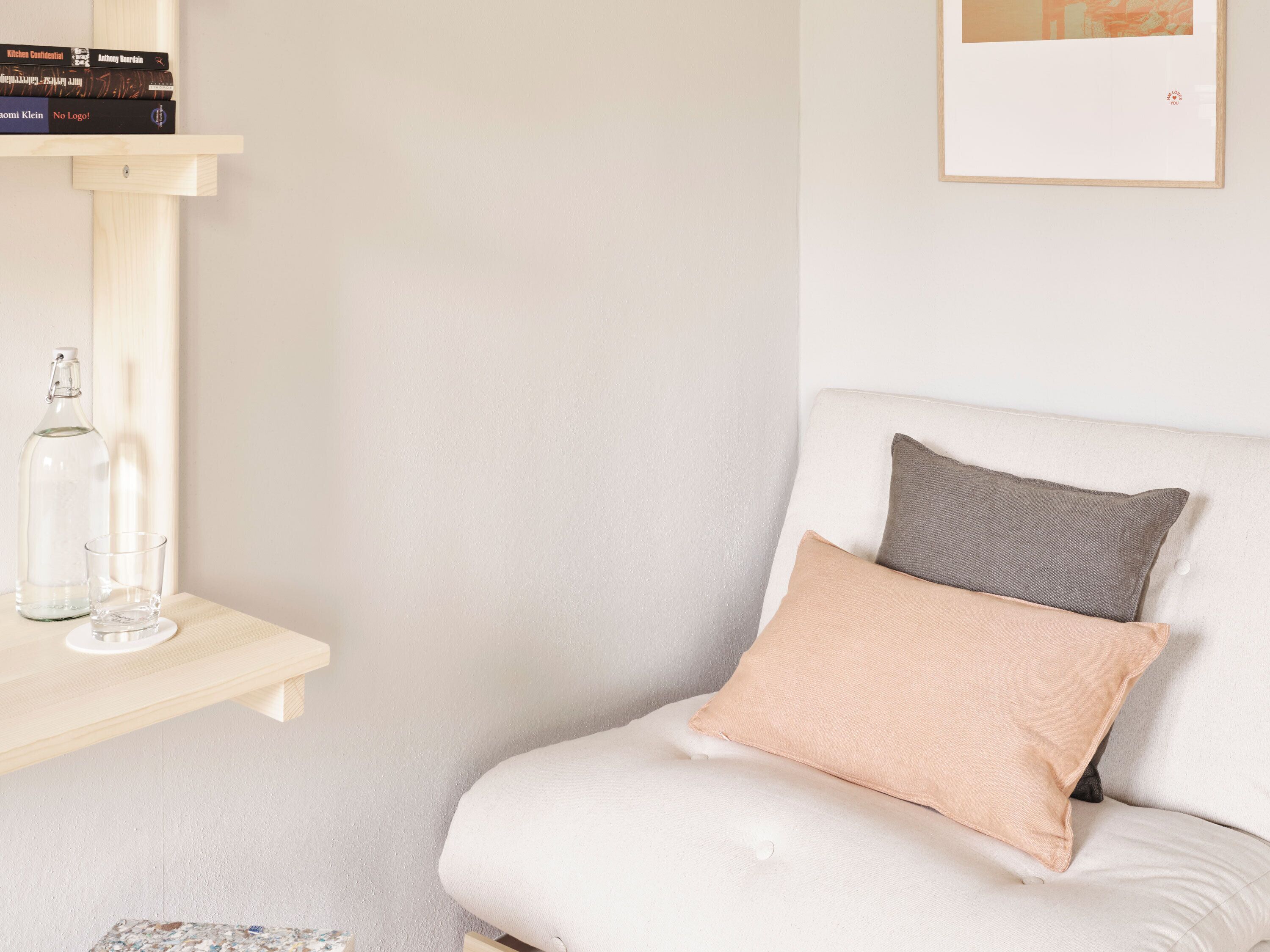 Simple Plus | Area keluarga | TV layar datar, foosball, meja tenis meja, dan buku