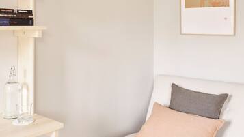 Simple Plus | Área de sala de estar | Televisión de pantalla plana, futbolito, tenis de mesa y libros