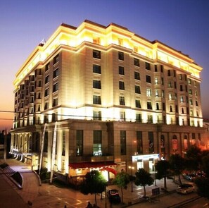 Mặt tiền nơi lưu trú - ban đêm