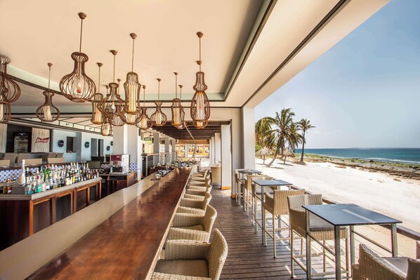 2 restaurants; breakfast, lunch and dinner served 