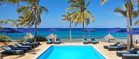 3 piscines extérieures, parasols de plage, chaises longues