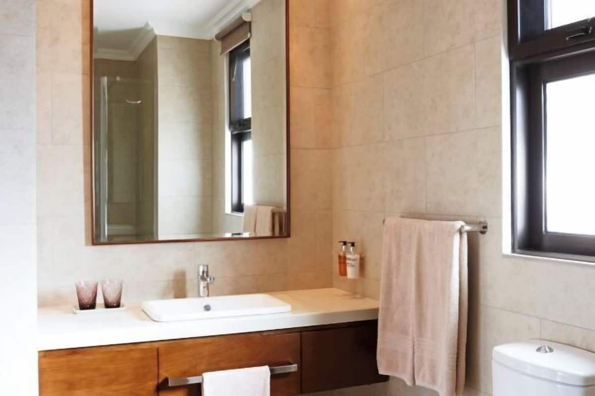 Bathroom | Combined shower/tub, deep soaking tub, free toiletries, hair dryer