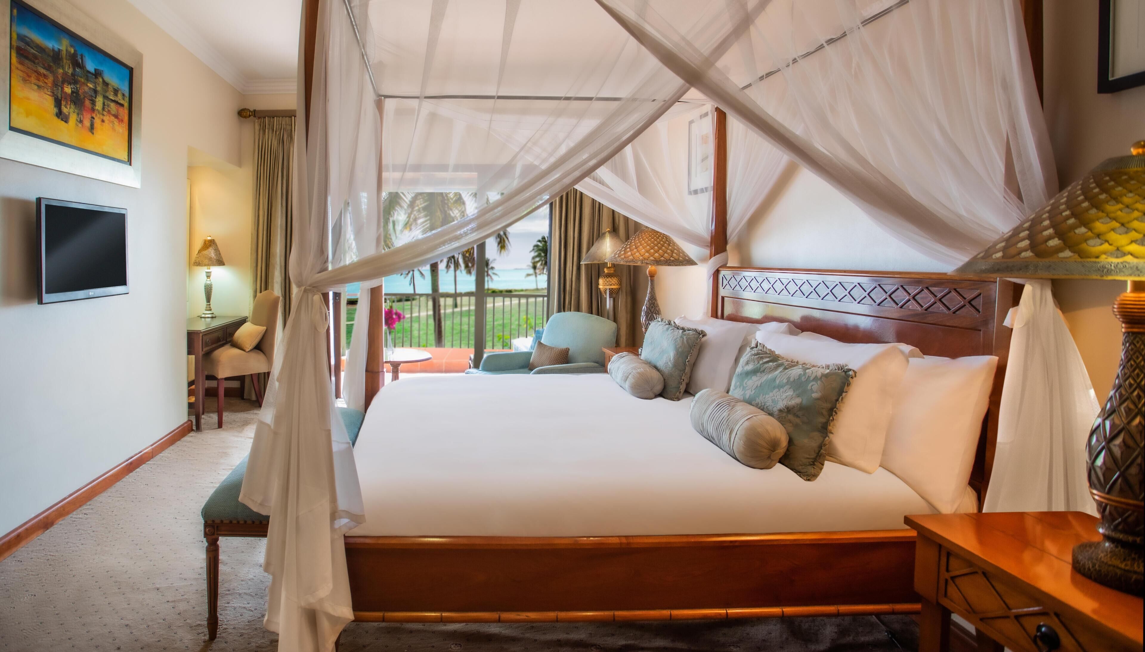 AVANI Deluxe Ocean Suite | Premium bedding, pillowtop beds, minibar, in-room safe