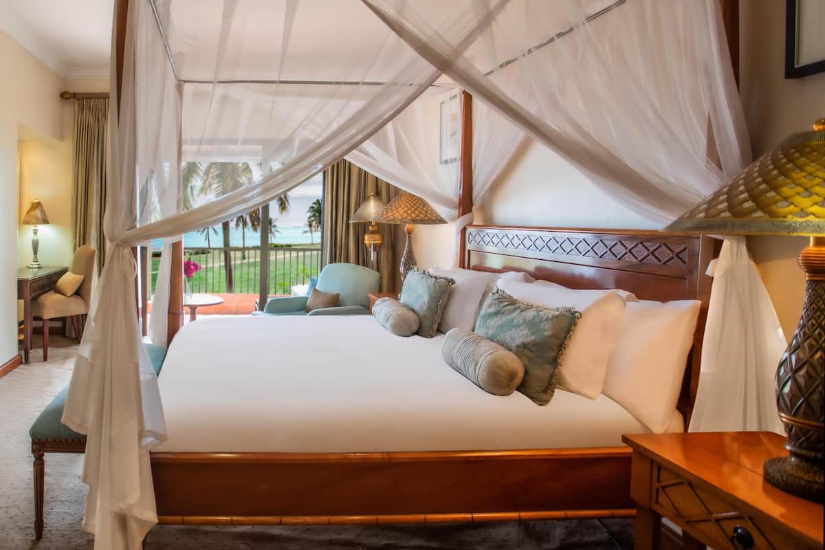 AVANI Deluxe Ocean Suite | Premium bedding, pillowtop beds, minibar, in-room safe