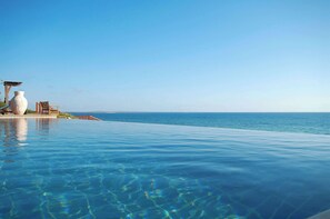 3 outdoor pools, pool umbrellas, pool loungers