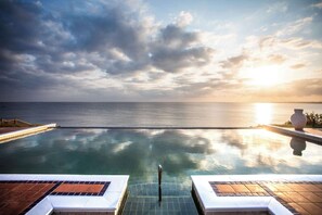 3 piscine all'aperto, ombrelloni da piscina, lettini