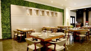 Breakfast, lunch and dinner served