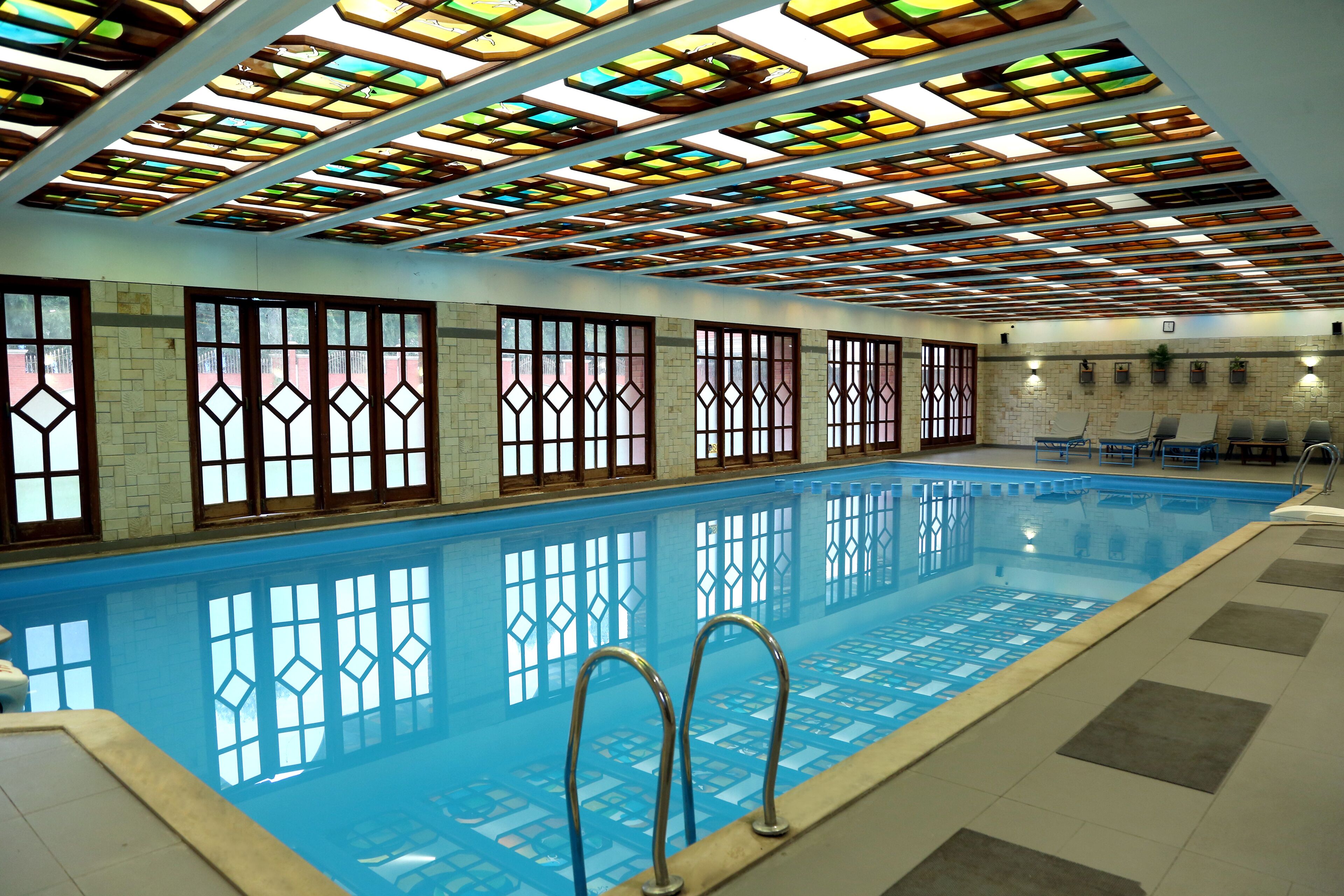 Hồ bơi ngoài trời, ghế dài tắm nắng 