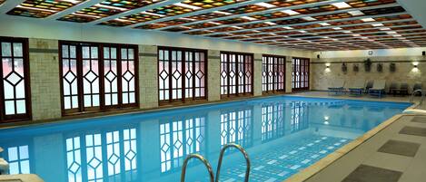 Piscina externa, espreguiçadeiras