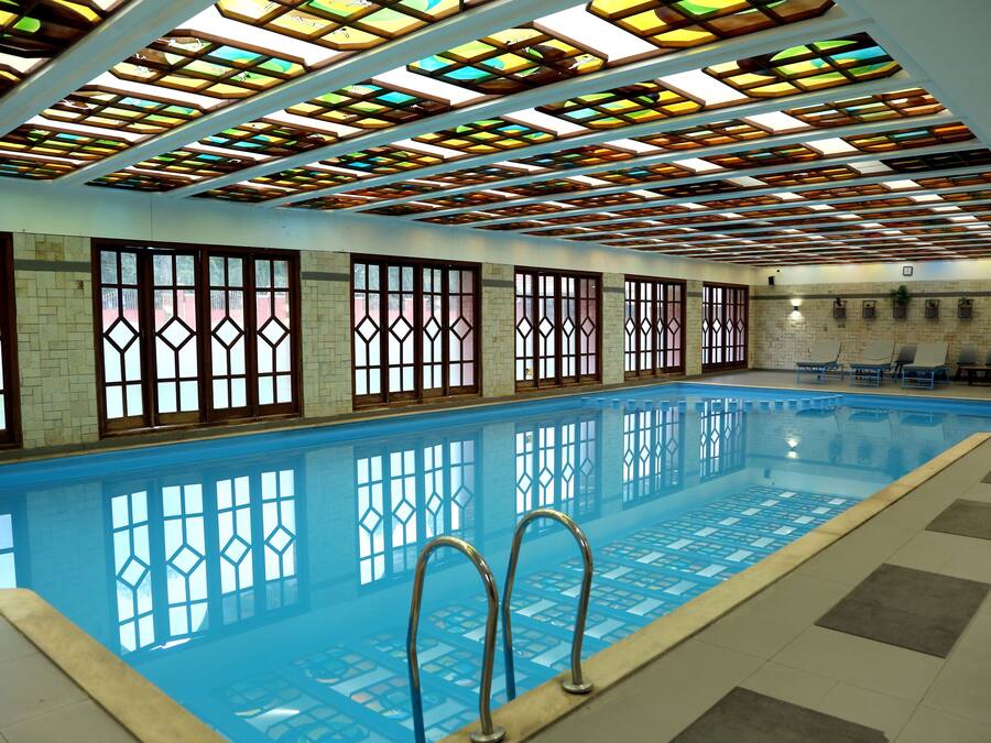 Piscina externa, espreguiçadeiras
