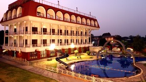 Un hotel grande con varios balcones y una piscina.