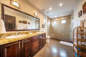 Luxury Condo, 3 Bedrooms, Kitchen | Bathroom | Shower, towels