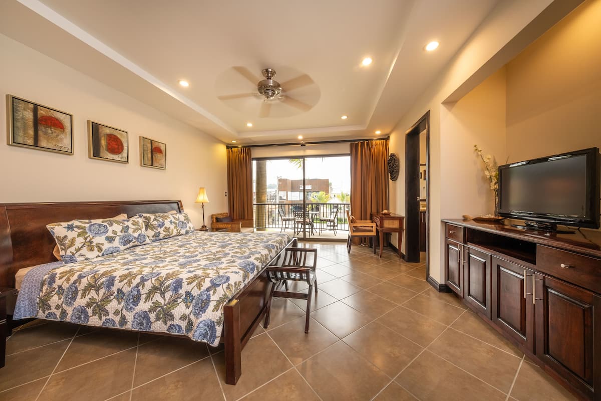 Luxury Condo, 3 Bedrooms, Kitchen | 1 bedroom, in-room safe, soundproofing, iron/ironing board