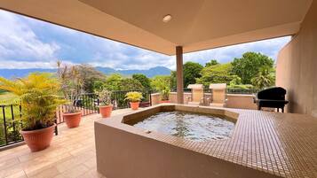 Junior Condo, 3 Bedrooms, Bathtub, Tower | Jetted tub