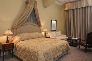 Suíte superluxo, 1 cama King | Lençóis italianos Frette, roupas de cama premium, edredons de pluma